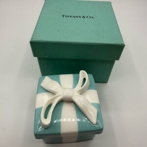 Tiffany & Co. Porcelain Jewelry Box – Blue Gift Box Design